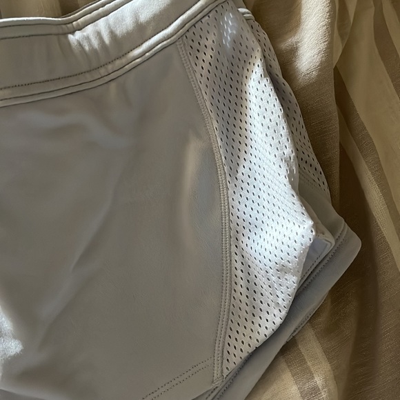 Under Armour short bundle sz M. - Picture 4 of 6